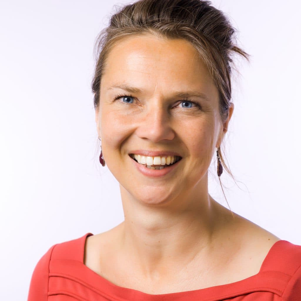 Portretfoto van Elise, praktijkhouder en psycholoog bij Uniqara.