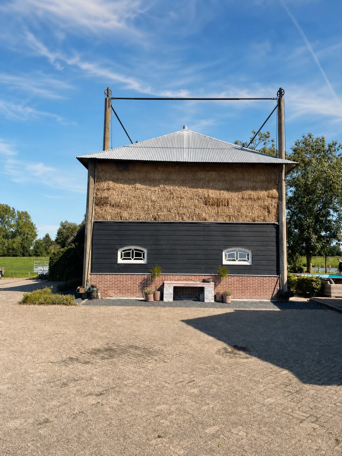 Buitenzijde van de Hooiberg in de groene omgeving van Ouderkerk aan den IJssel.